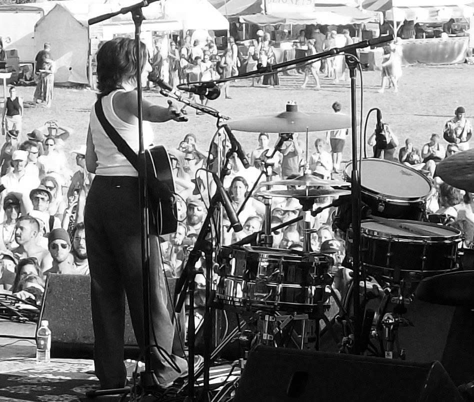 Ani DiFranco live, frame 3