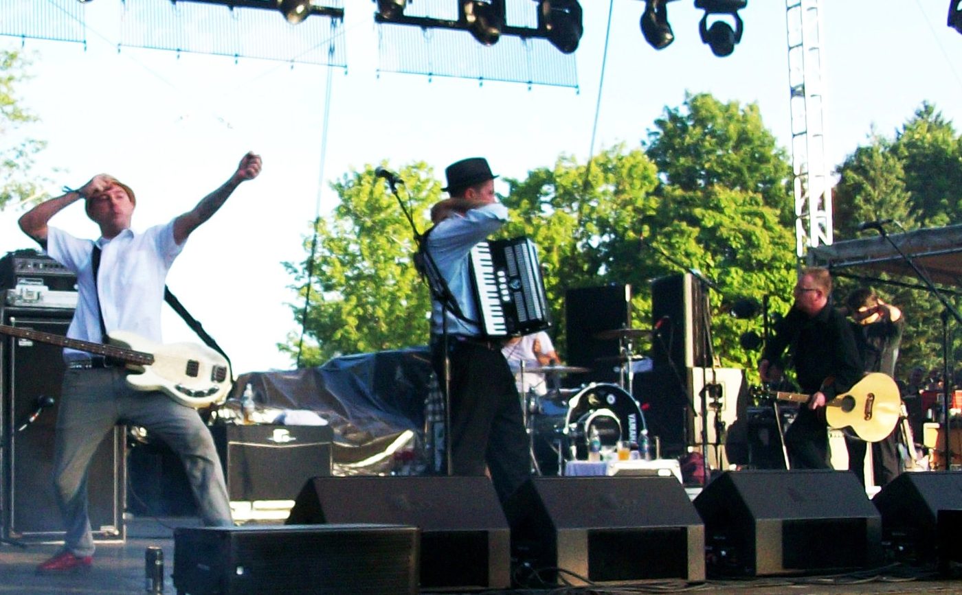 Flogging Molly live, frame 5