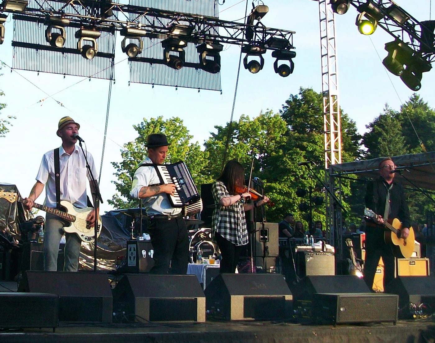 Flogging Molly live, frame 9