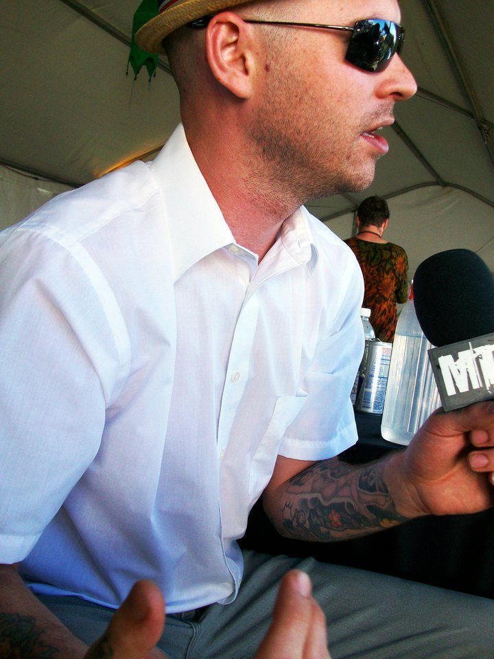 Flogging Molly live, frame 27