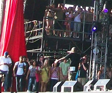 Nas and Damian Marley live, frame 4
