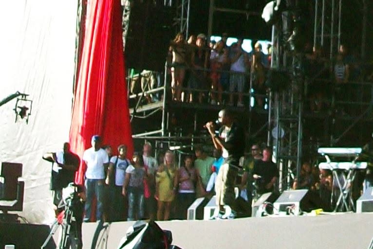 Nas and Damian Marley live, frame 5